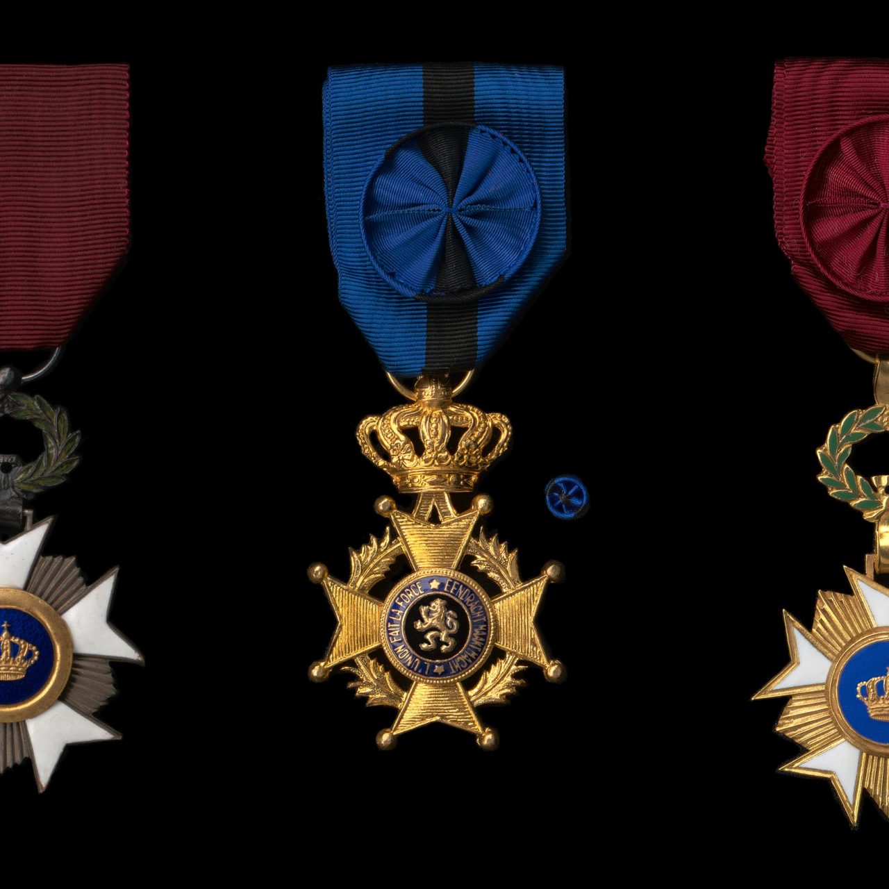 Eretekens, v.l.n.r. Ridder in de Kroonorde, Officier in de Orde van Leopold II, Officier in de Kroonorde